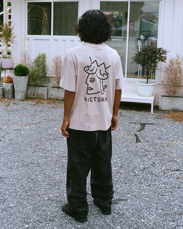Victoria HK Queenhead Logo S/S Tee – Cement