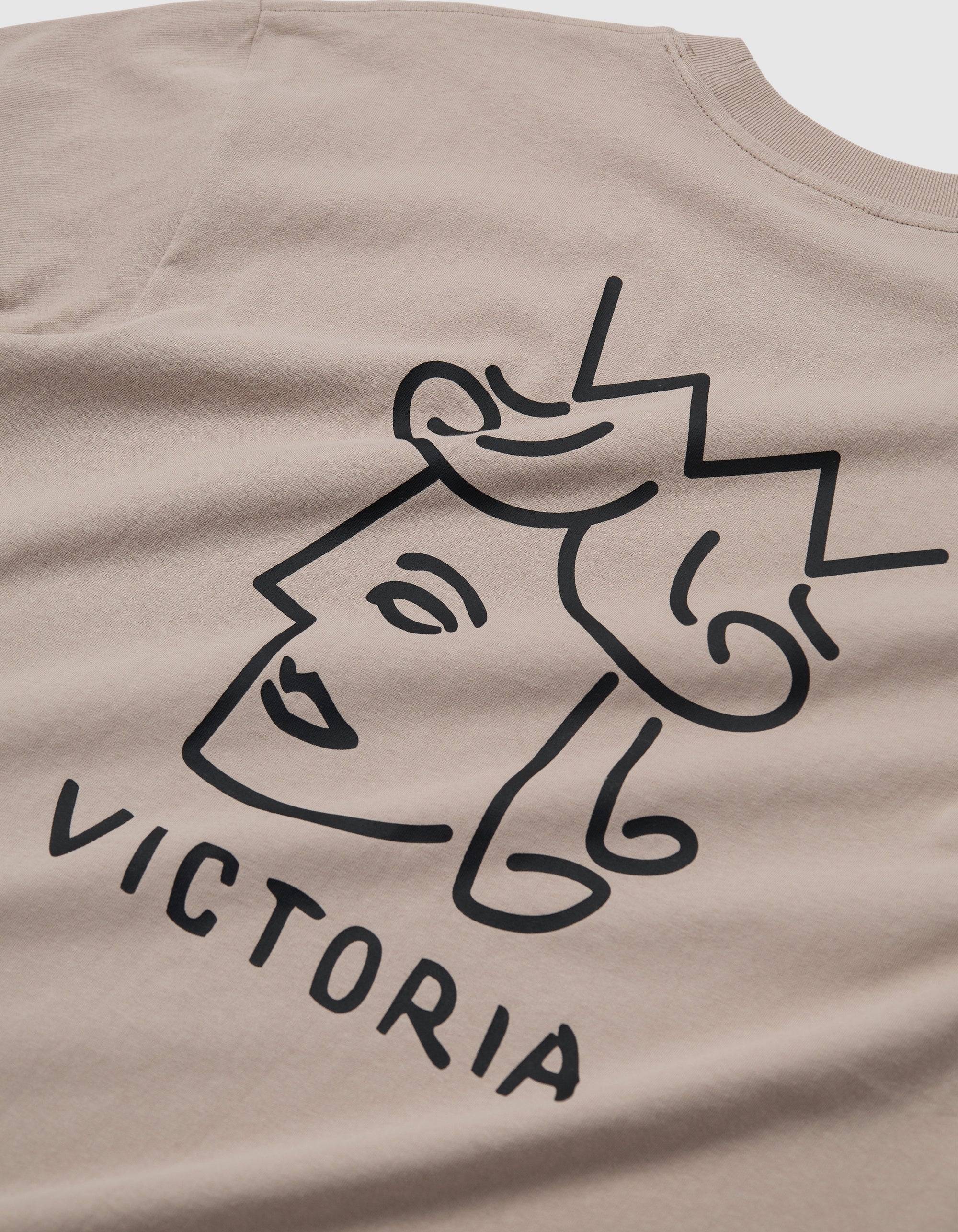 Victoria HK Queenhead Logo S/S Tee – Cement