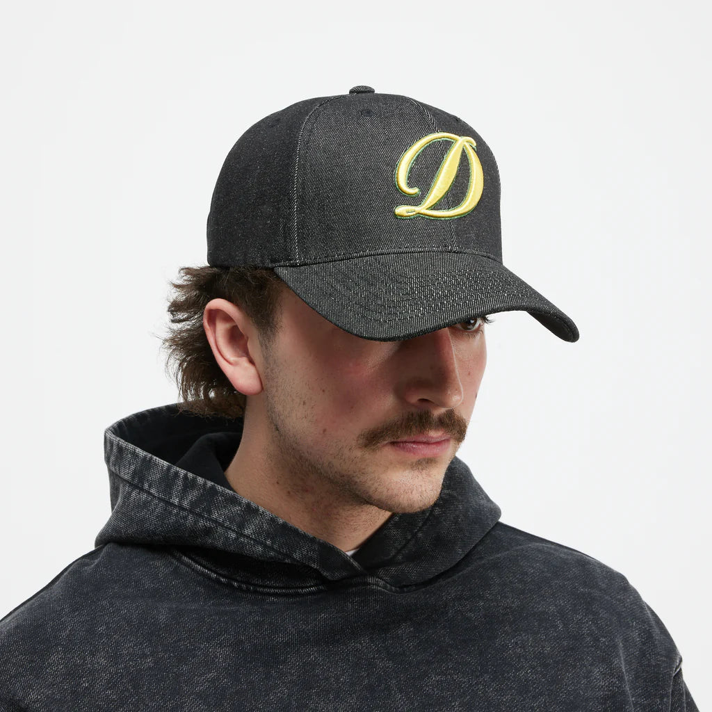 Dime MTL | Cursive D Full Fit Cap Black - model
